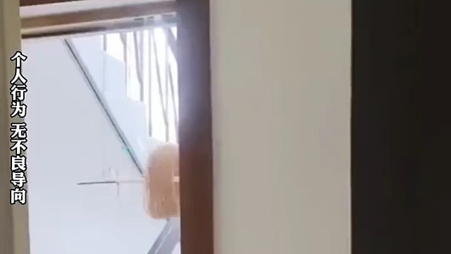 楼上将卷草机安在网友家门口，多次协商依然我行我素，当事人:有时晚上回来一抬头也吓一跳1