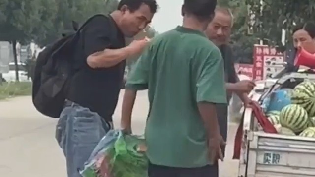 男子讨瓜吃被老板驱赶，好心女子主动买下西瓜送给男子1