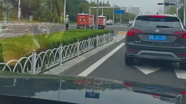 无人驾驶快递车 “硬刚”交警，瞪着俩大眼睛就是“不服”，交警：有时候真想报警