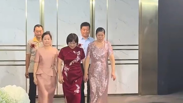 婚礼上一幕，新郎的亲妈后妈一起登台，网友：第一次见到这样的场景，这关系处的真好1