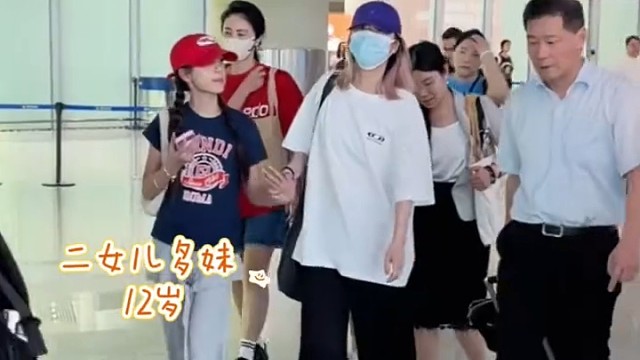 网友偶遇孙莉带着小儿子和二女儿现身机场 二闺女简直就是长发版的黄磊 网友：一家人颜值都很高1