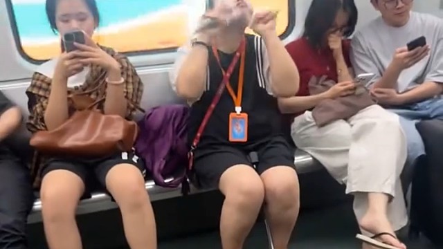 网友拍摄的一幕 一女子在地铁上护肤 摩擦脸部时 眼睛都翻白眼了1