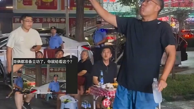 男子在户外表演“喷火”，
实际是在灭火，
网友：这绝对是来活跃氛围的1