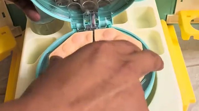 爸爸妈妈趁孩子睡着玩餐车玩具，两个人“童心未泯”被玩具逗乐，网友：给孩子童年，等于是给自己一个童年1