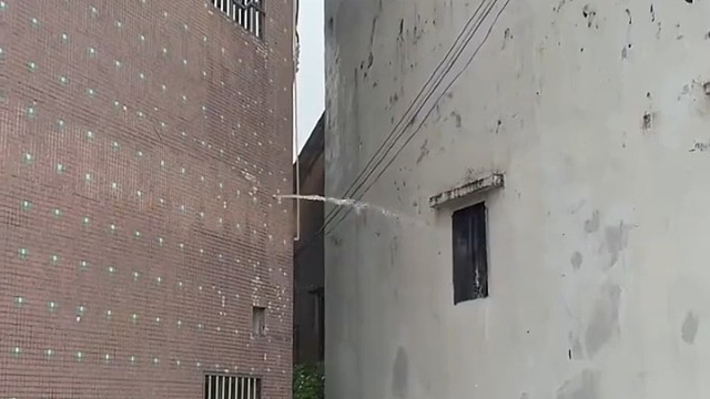 村民的排水口，故意对准邻居的窗户，网友:远亲不如近邻 何必这样1