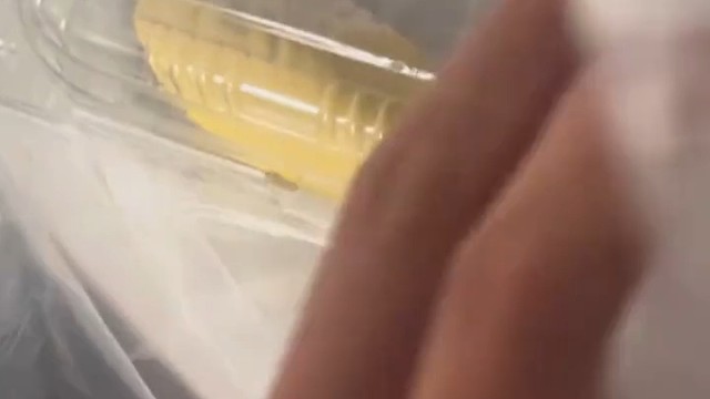 女子给女儿买的榴莲 回来后就只剩一块了
婆婆告诉她小姑子来了吃了几块 女子：可我明明留了2盒啊