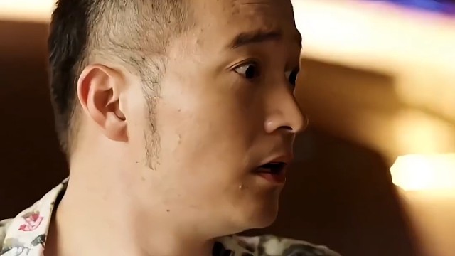 男人上前拦美女，一把抓错地方直接社死