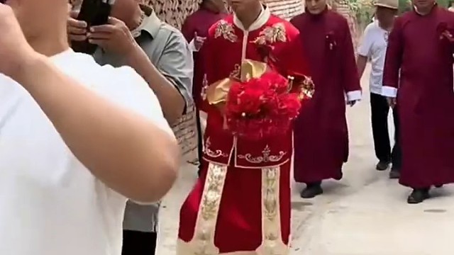 新郎新娘在晚年找到爱情，新郎高兴地带着伴郎团去接亲1