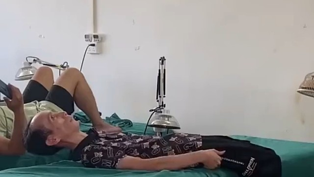 患有强直性脊柱炎的男子无法弯腰，起身时只能靠手臂在身后支撑。1