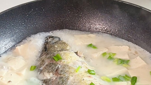 【鲫鱼豆腐汤】两步炖出奶白汤
