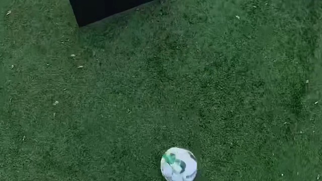 第一视角踢足球，以球员的双眼直面赛场对抗，盘带突破破门