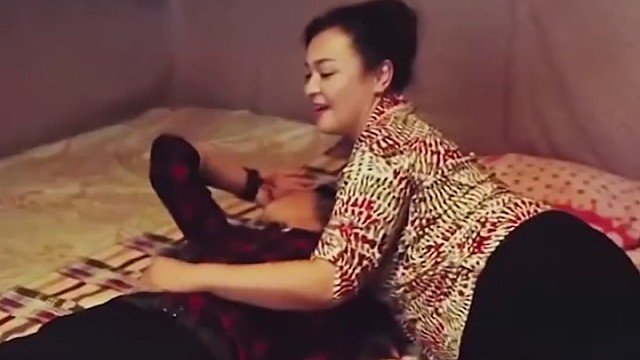 这是不是叫老牛吃嫩草呀