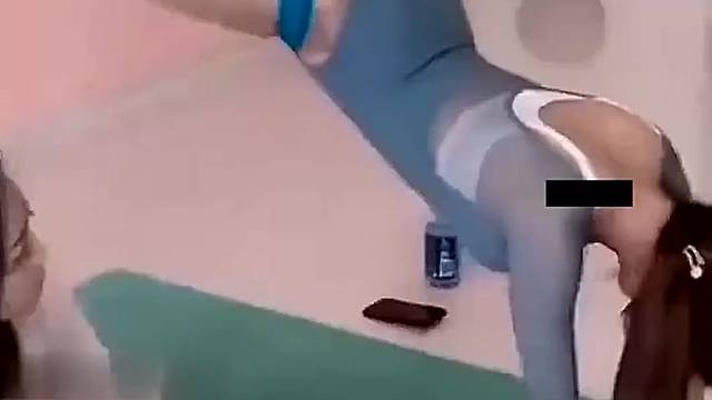美女练习瑜伽，闺蜜的表现亮了，这位置很可以！