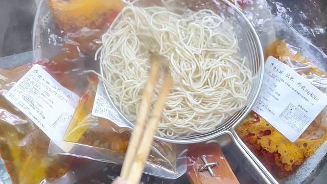 用成品浇头加热即可出餐