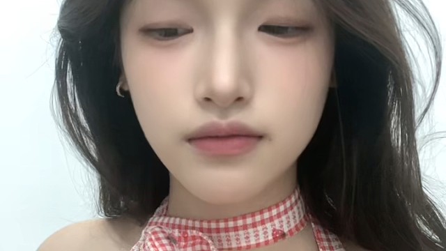 看着你的笑我好像就足够，看你皱眉头我也跟着难受.