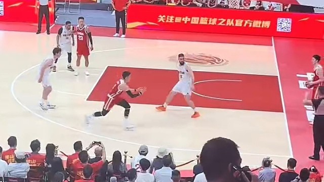 现场看篮球比赛，这氛围太燃啦！热血值拉满！