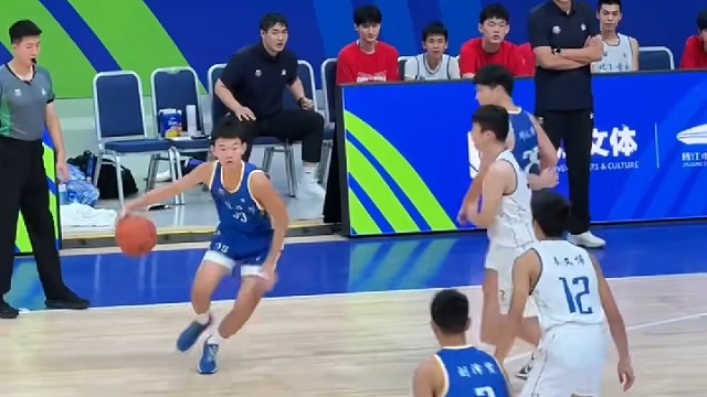 果然，男孩儿拿到玩具就会忘了疼 # 篮球