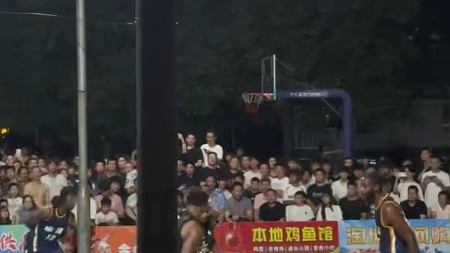 夜晚篮球场上的热血较量，这氛围太燃啦！
