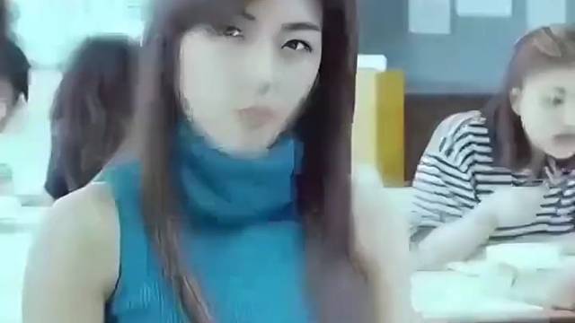 美女发现男子偷看自己，没想到只用一招男子露馅