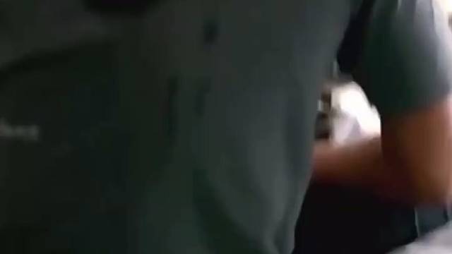 小伙一大早就汗流浃背，美女推门看到后竟然瞬间面红耳赤
