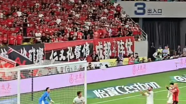 助攻连线头球建功一记进球锁定场上领先局面#足球