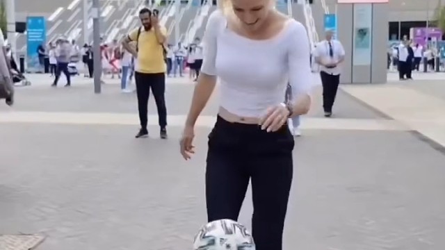 女生花式足球惊艳全场，这脚法证明了足球真正的魅力#足球