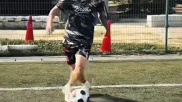 脚底横向拉球后急停，同时压低重心完成变向，这个控球训练动作该怎么练习呢