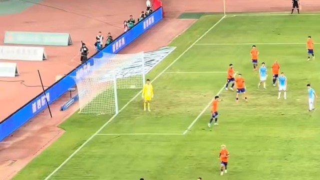 球场激战正酣，1:1的胶着，热血在沸腾！