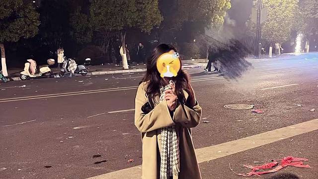 男人喜欢漂亮脸 女人喜欢听情话 于是女人化妆 男人撒谎.