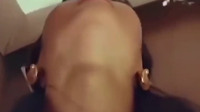 女孩在野外喷射