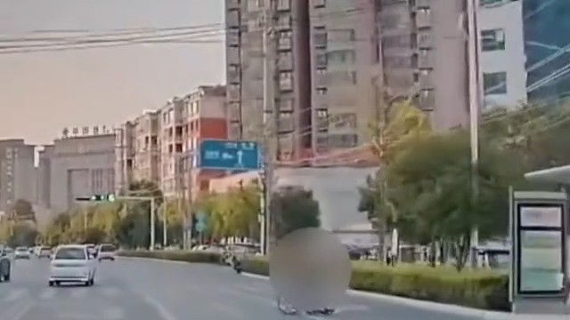 汽车正常行驶，被坐轮椅的大爷拦住1