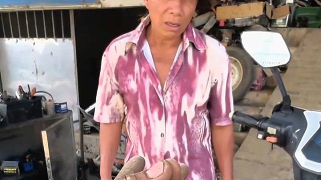 男子给大爷换电池时发现手机，于是掐指忽悠他，大爷：你算的真准1