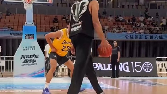 这下还有谁说狄龙不是技术流派的了， 感觉NBA球员都是技术和力量结合#篮球