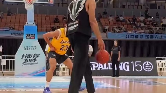 这下还有谁说狄龙不是技术流派的了， 感觉NBA球员都是技术和力量结合#篮球