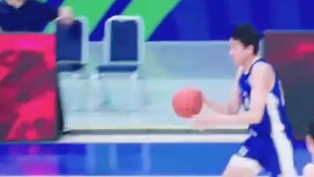 天赋藏不住！15岁少年上演暴力隔扣！#篮球