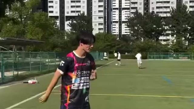 这球就像粘在他脚上一样#足球