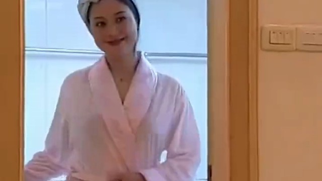 男人娶了一个比自己年轻三十岁的老婆，肠子都悔青了