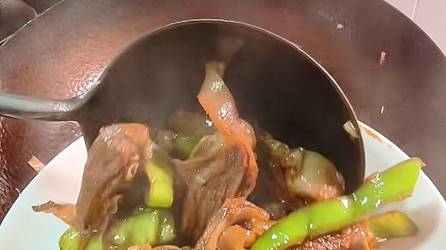 【尖椒护心肉】酱香入味，越嚼越香～