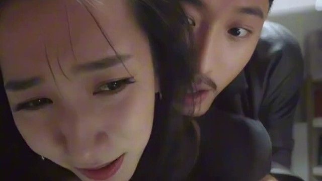 老总大白天在办公室强上女秘书，外面的员工都看傻眼了，太刺激了。