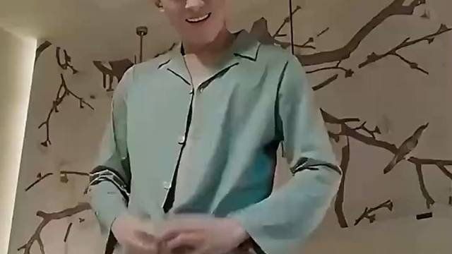 心机女嘲笑男子身材差，下秒男子直接证明