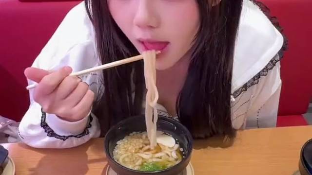 她好会吃啊