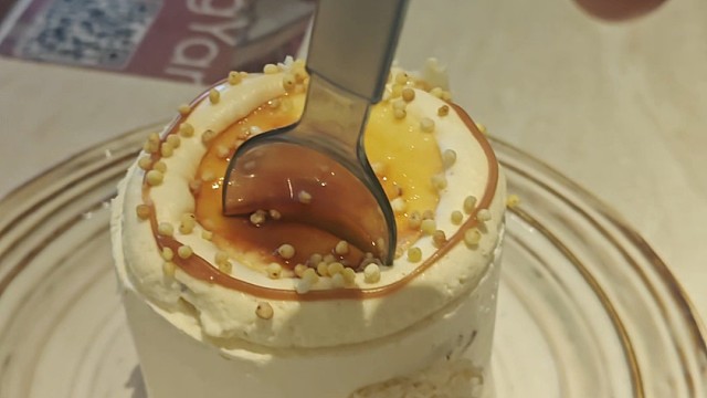 烤的鮰鱼，挺好吃的！羊肉烤包子和奶皮子蛋糕也不错