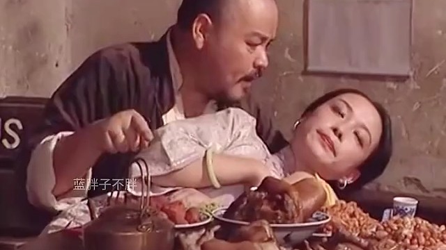 男人趁女人丈夫不在家竟公然欺辱他妻子下秒丈夫回来可惨了