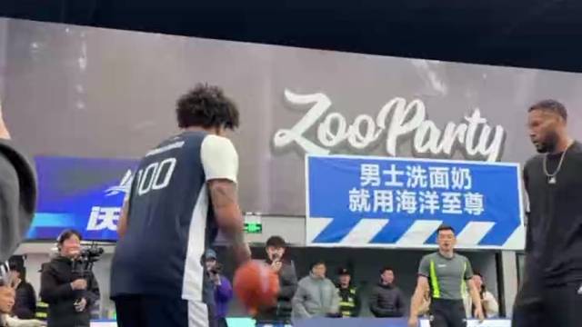 虽然防守个子高也不耽误他投篮#篮球