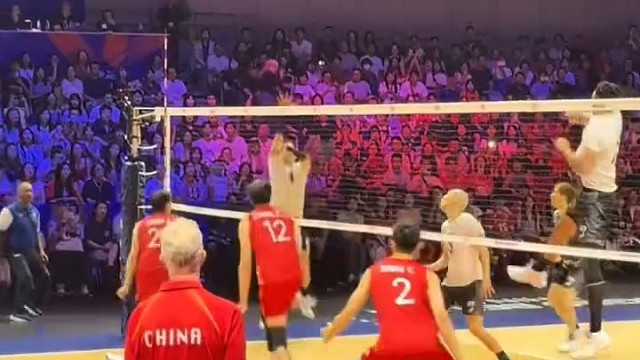 中国男排对战日本男排，王滨强攻拿下首分#中国男排
