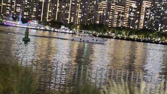 黄浦江边吹江风