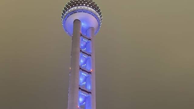 夜色温柔，塔影如诗，心随光晕沉静  #魔都夜景  #东方明珠 #陆家嘴 #上海夜景
