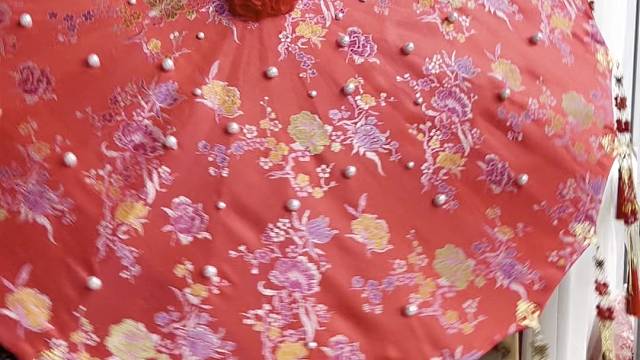 中式新娘出门撑红伞 纳福迎喜 拍照氛围感直接拉满 出嫁仪式感少不了它