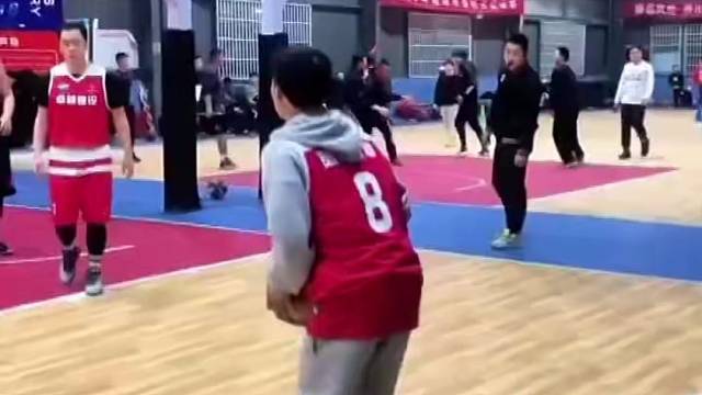 镜头反复回看，这球裁判该怎么吹？#体育#