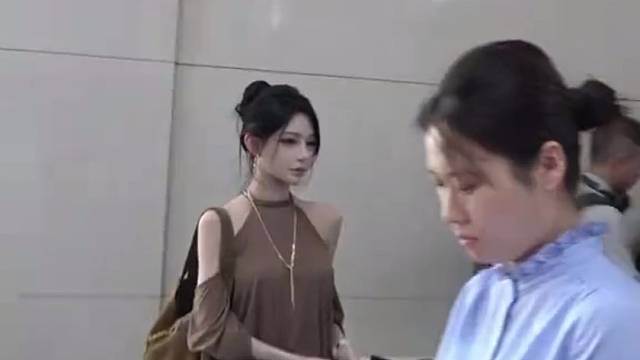 机场偶遇绝美侧脸